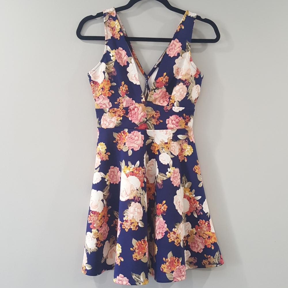 Forever 21 Floral Plunging Neck Pleated Dress Sz M